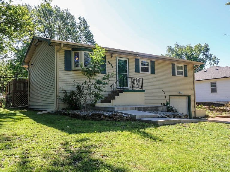 Listing photo 2