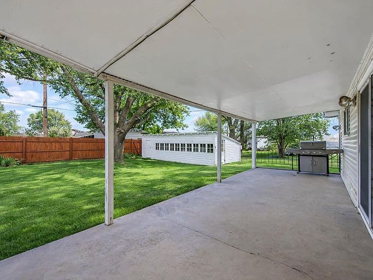 Listing photo 3
