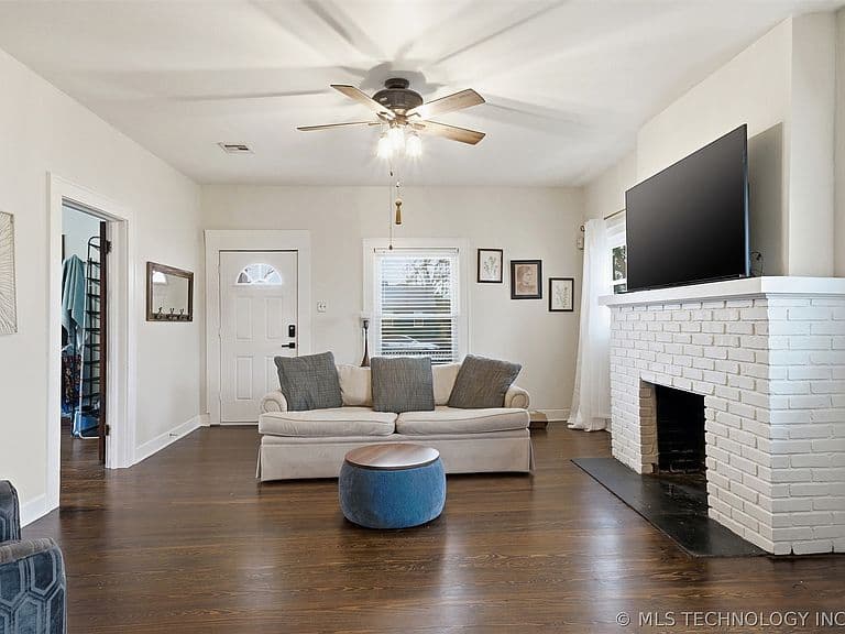 Listing photo 3