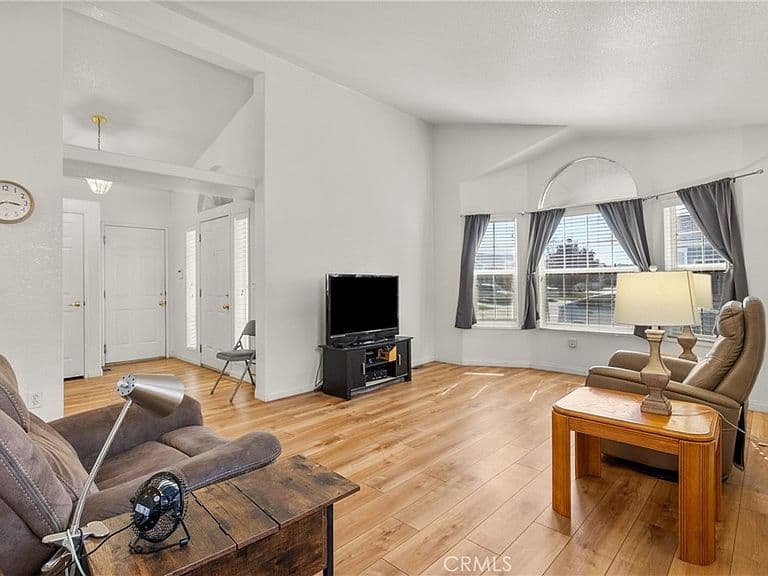 Listing photo 4
