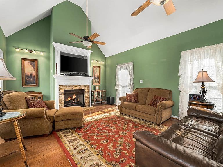 Listing photo 5
