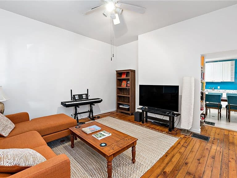 Listing photo 5