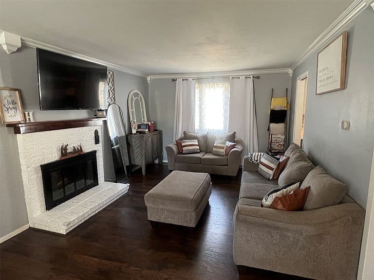 Listing photo 2