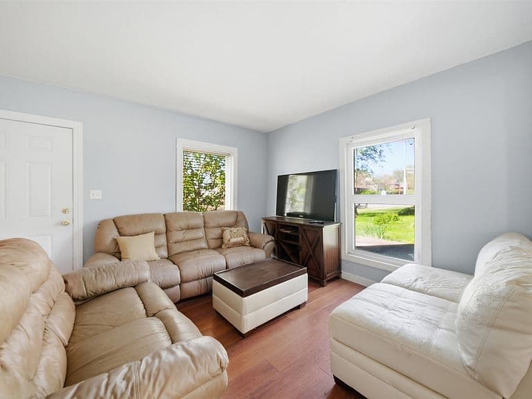 Listing photo 3