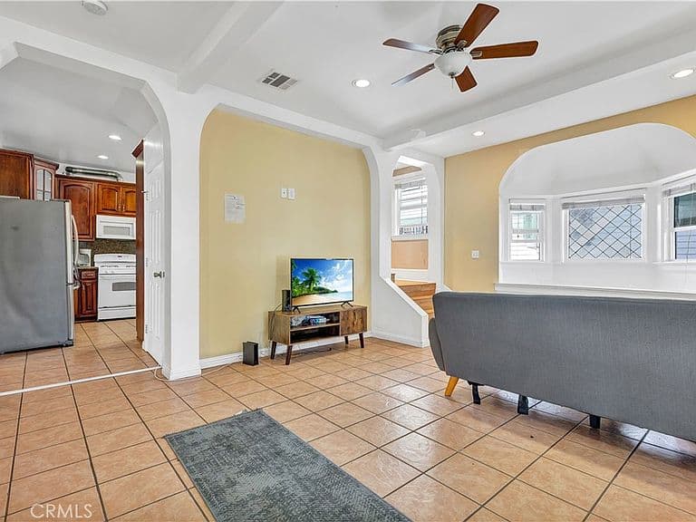 Listing photo 3