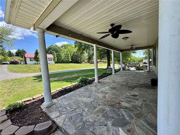 Listing photo 4