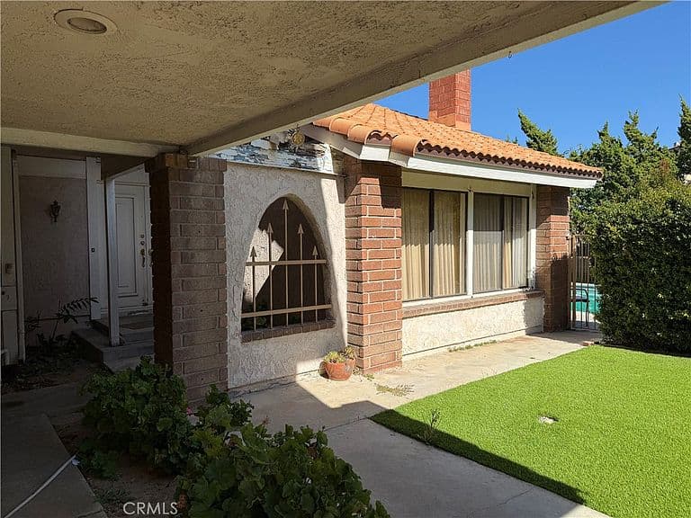 Listing photo 2