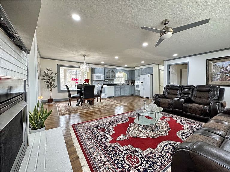 Listing photo 5