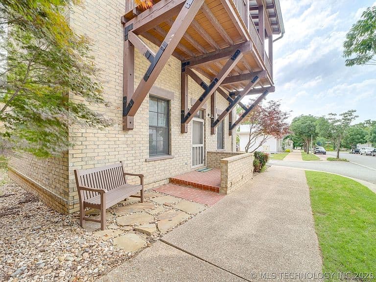 Listing photo 2