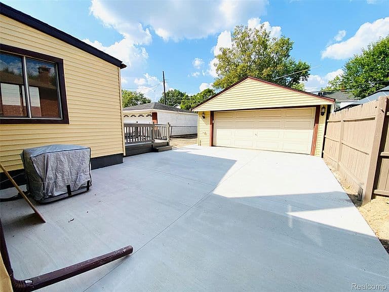 Listing photo 4