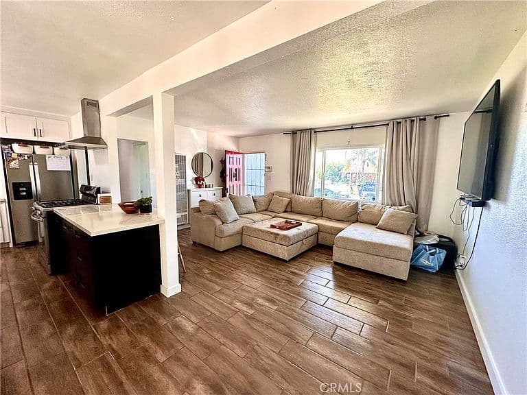 Listing photo 4