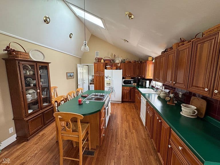 Listing photo 5