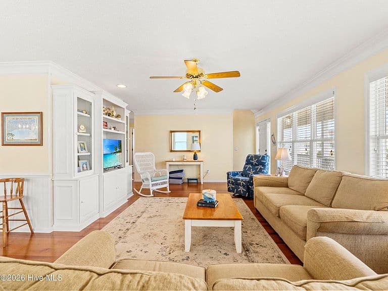 Listing photo 5
