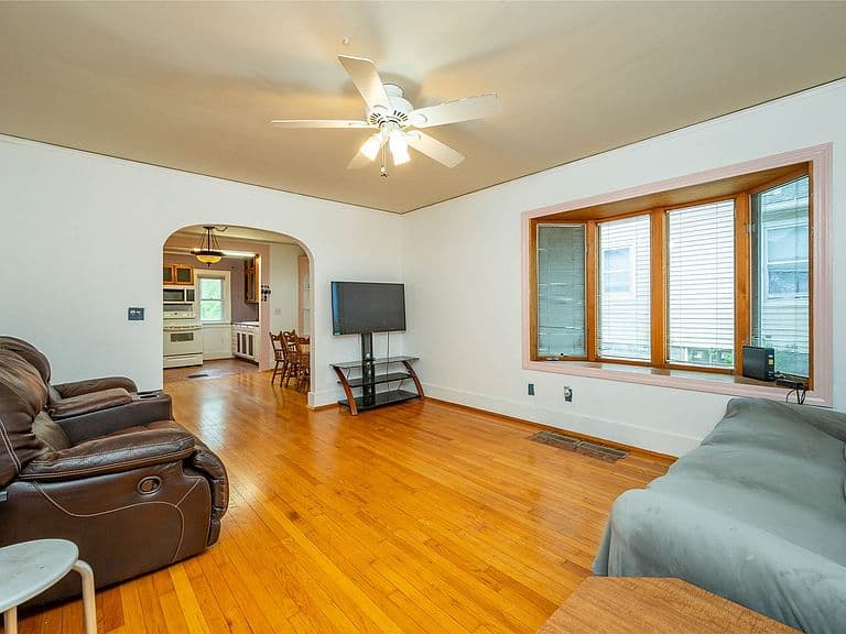 Listing photo 5