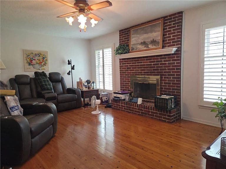 Listing photo 3