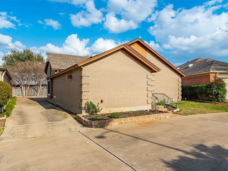 Listing photo 4