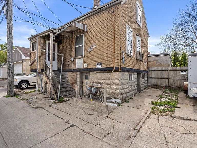 Listing photo 2