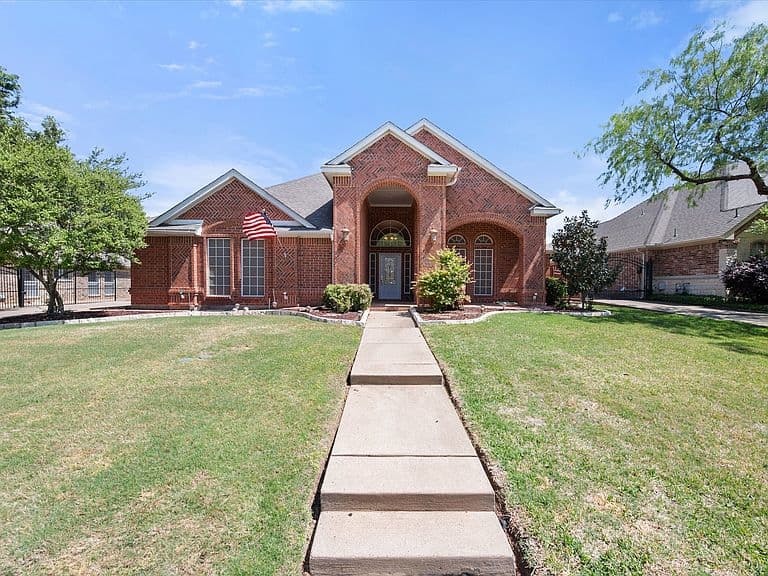 Listing photo 2