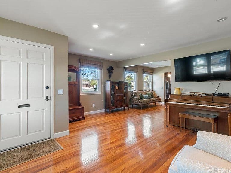 Listing photo 3