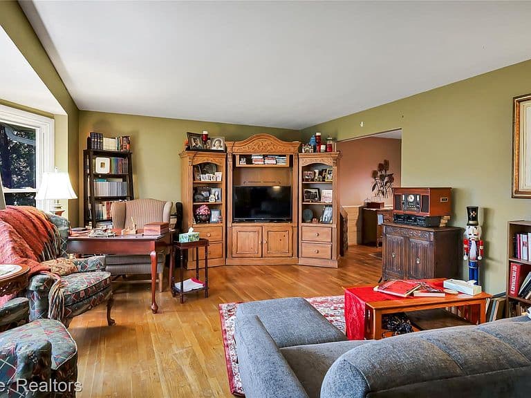 Listing photo 5