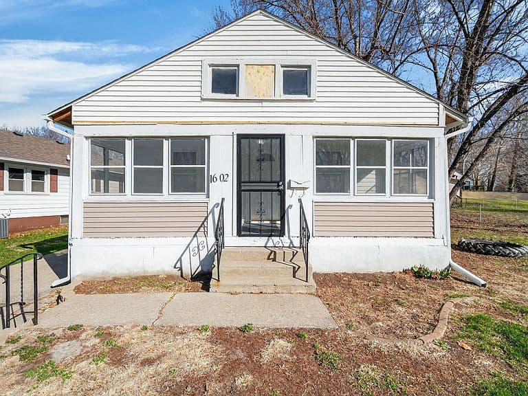 Listing photo 2