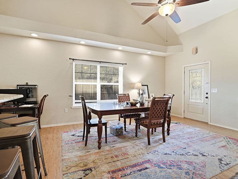 Listing photo 4