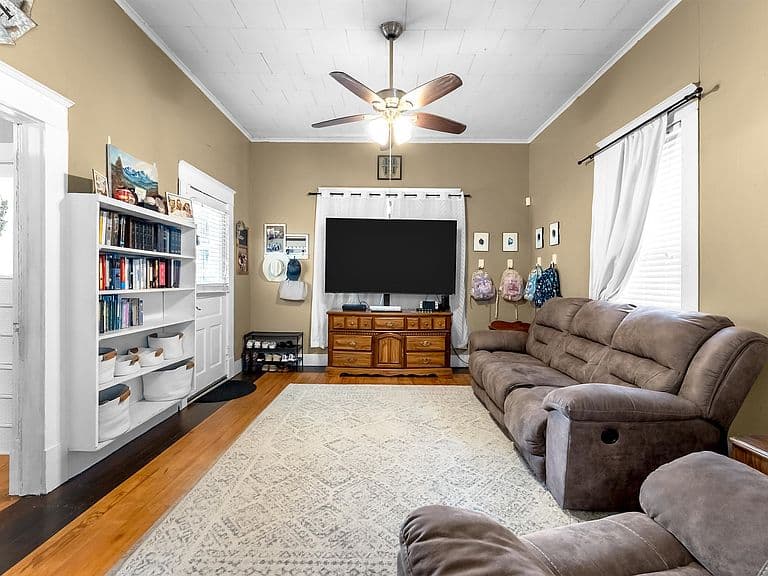 Listing photo 3