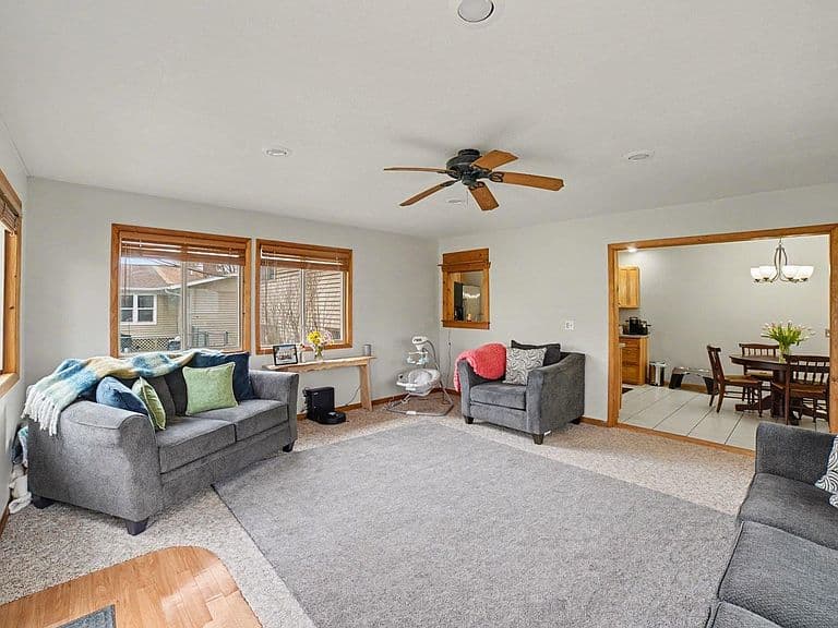 Listing photo 3
