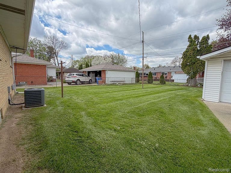 Listing photo 5