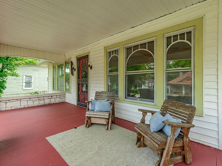 Listing photo 2