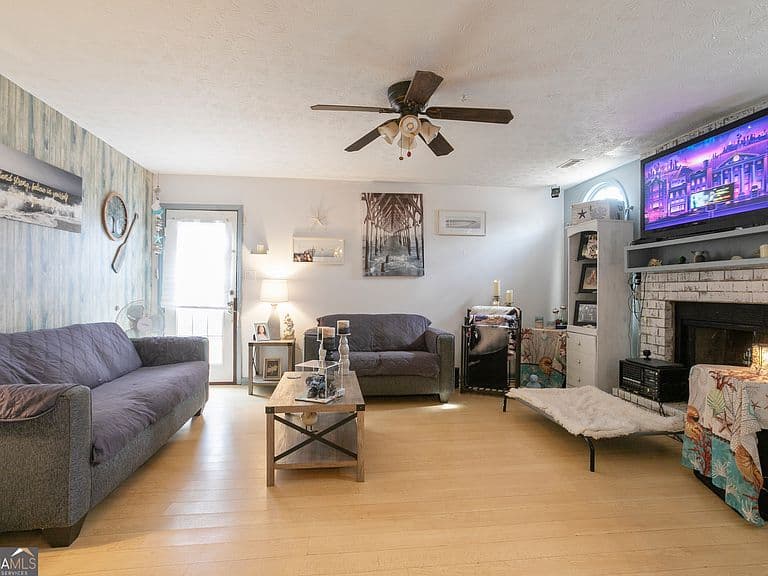 Listing photo 5