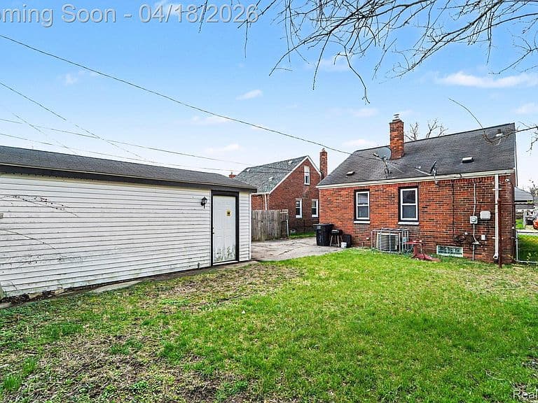 Listing photo 2