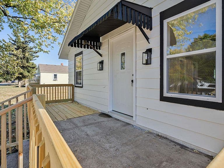 Listing photo 2