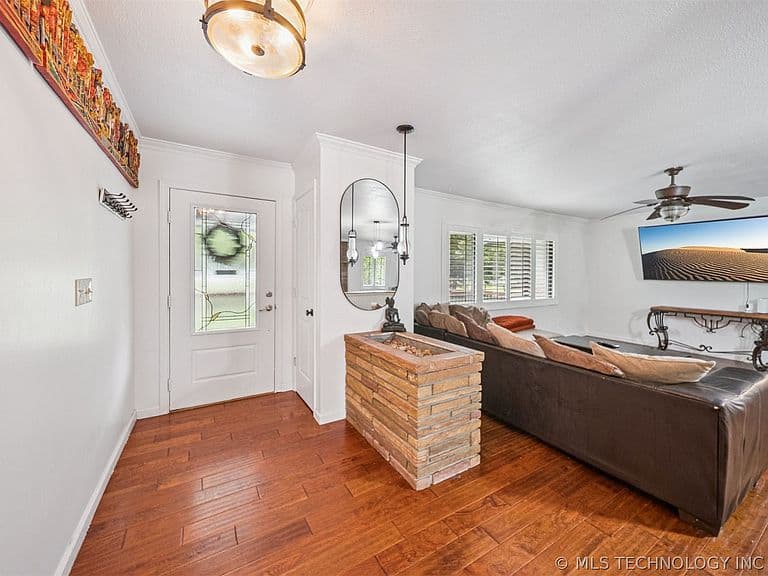 Listing photo 3