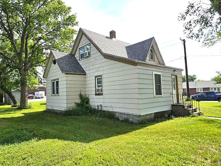 Listing photo 2