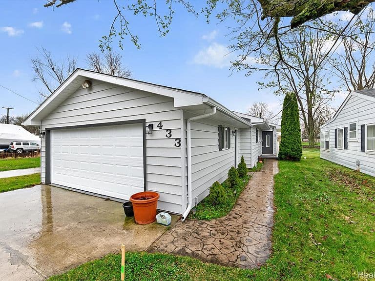 Listing photo 2