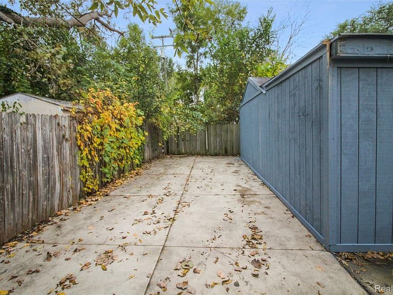 Listing photo 5