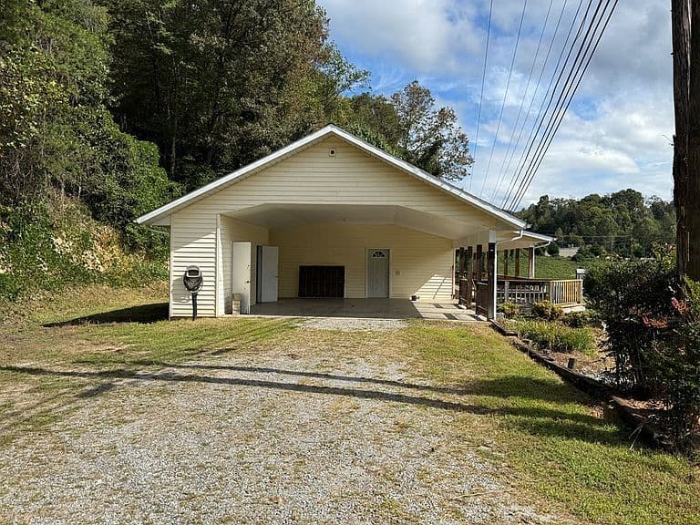 Listing photo 3