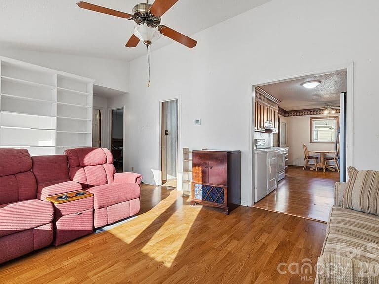 Listing photo 5