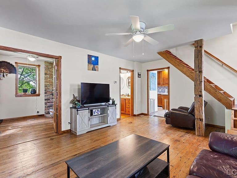 Listing photo 4