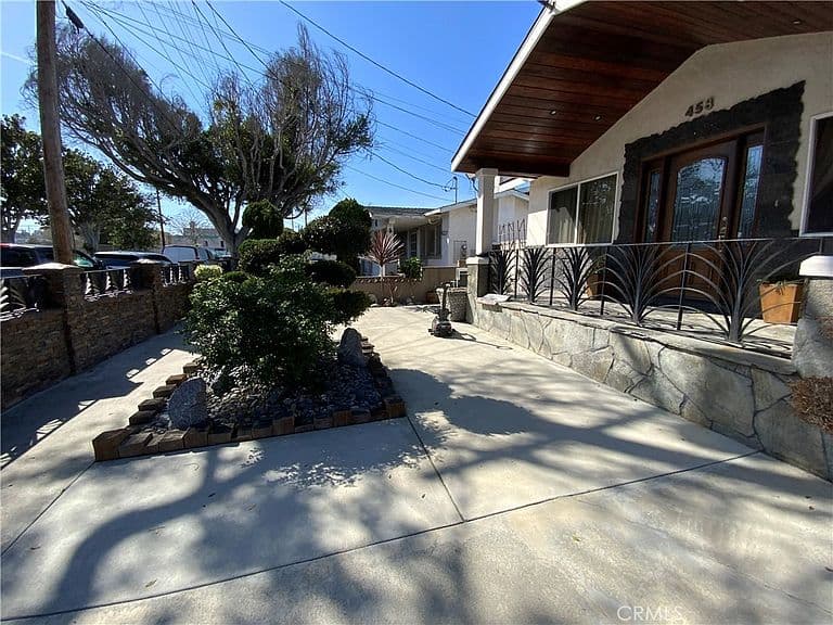 Listing photo 2