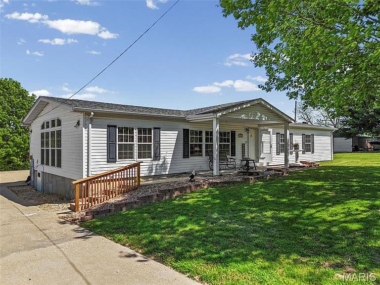 Listing photo 2