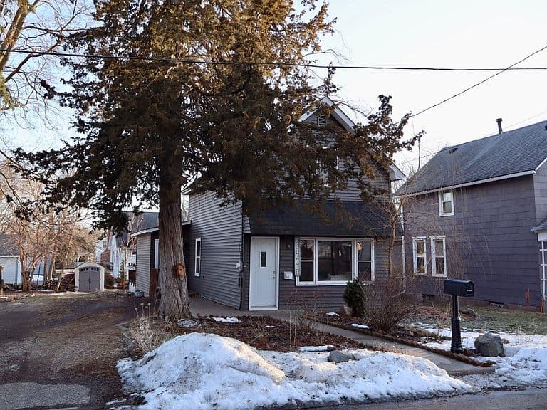 Listing photo 2