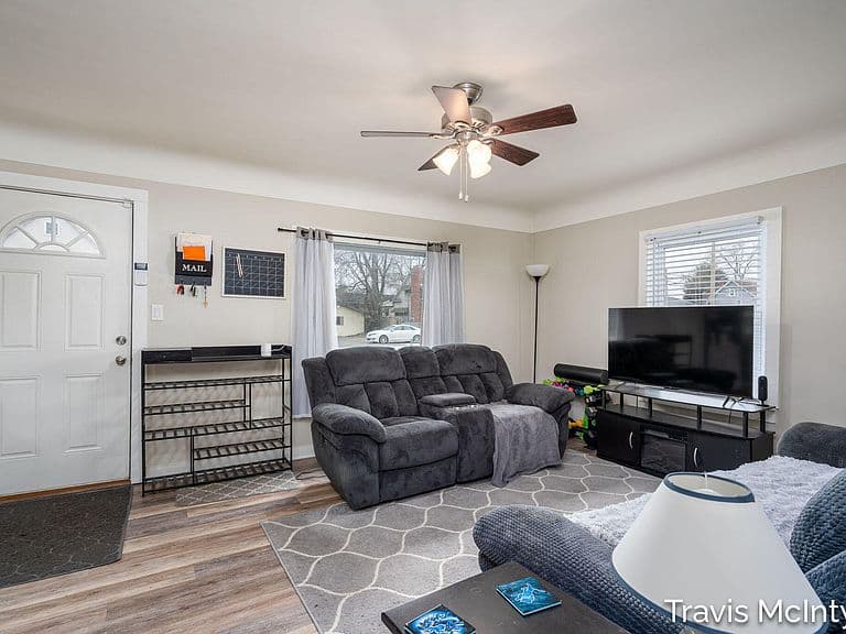 Listing photo 4