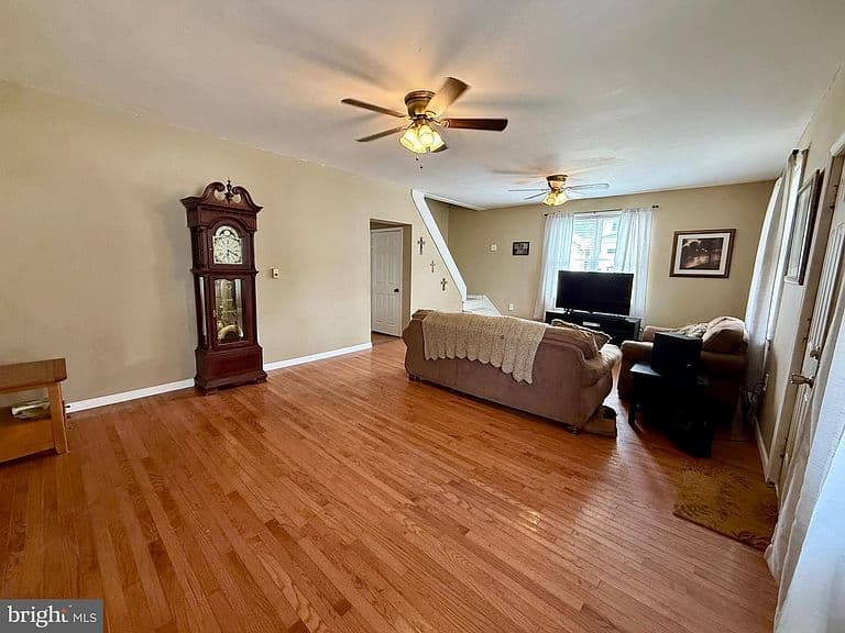 Listing photo 3