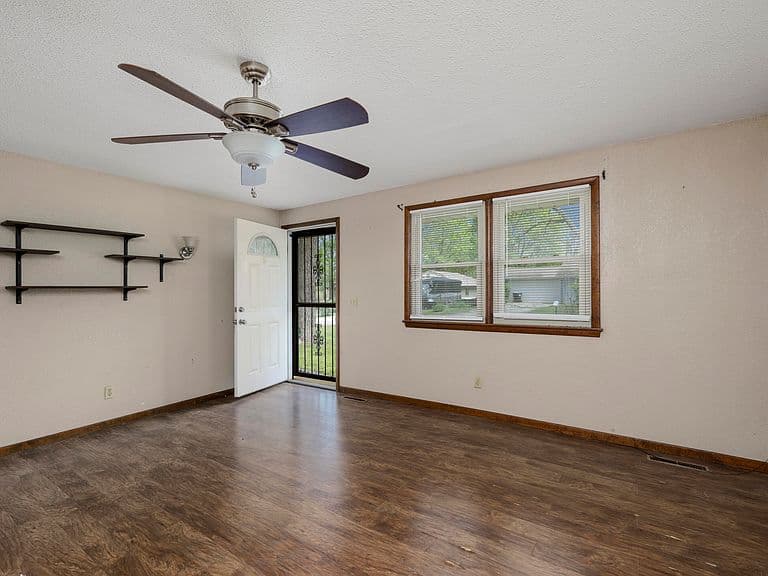 Listing photo 3