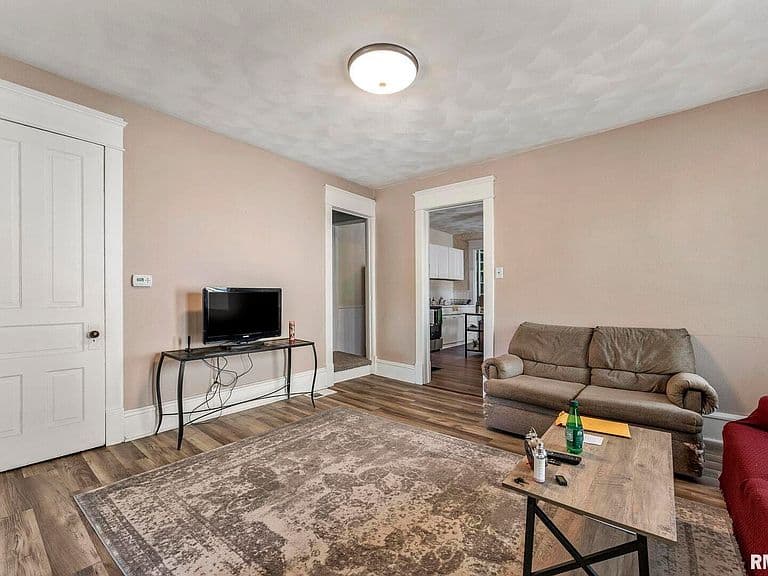 Listing photo 3