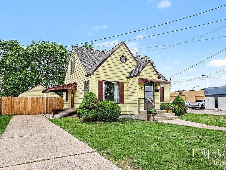 Listing photo 2