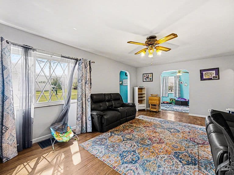 Listing photo 4