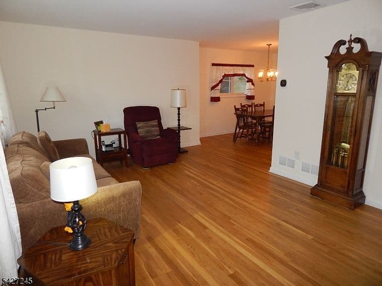 Listing photo 5